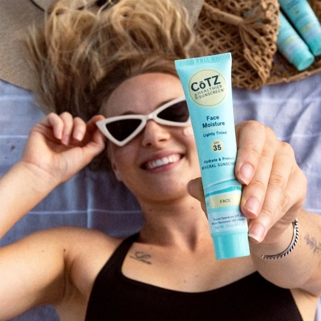 Face Moisture Lightly Tinted Mineral SPF 35 - Image 3