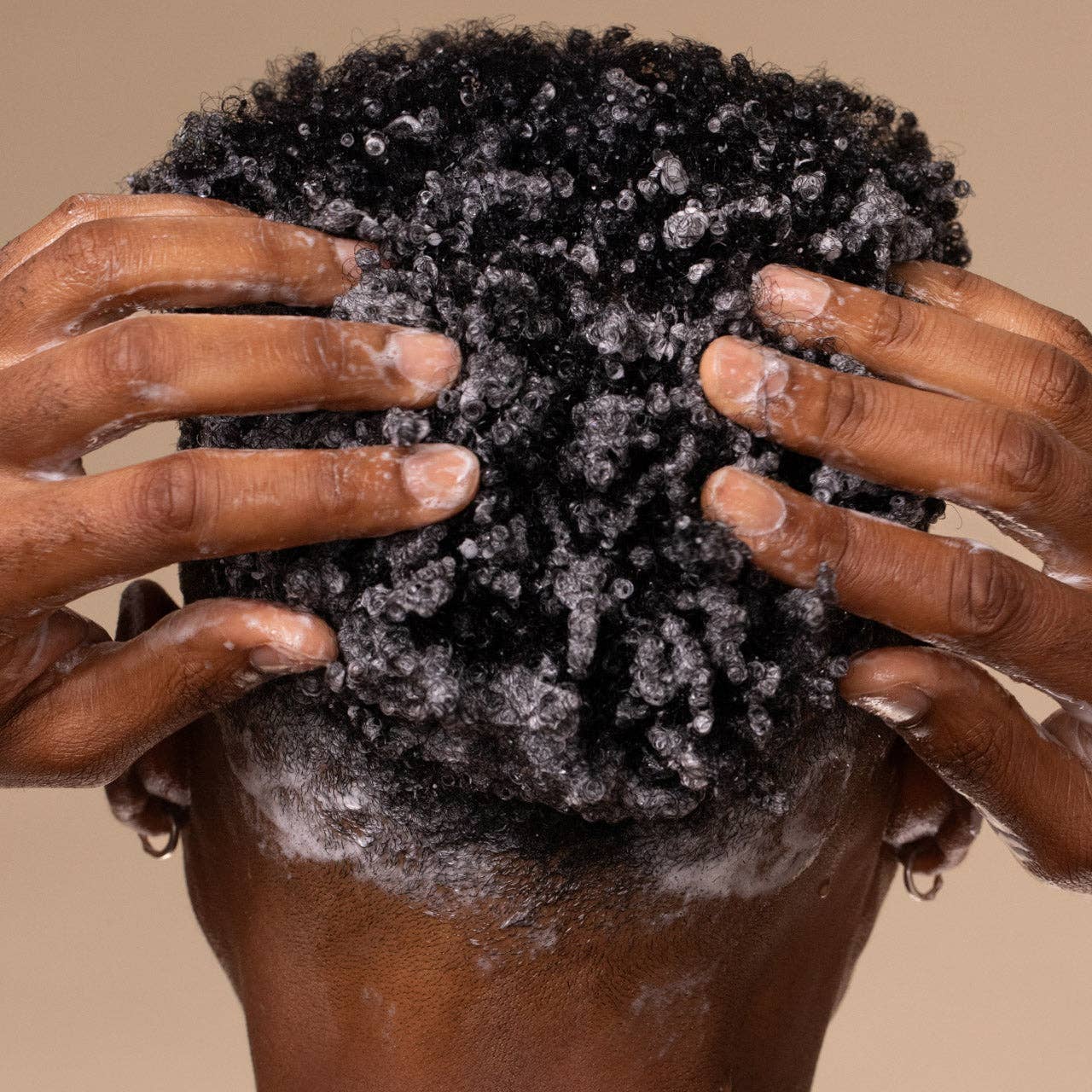 Moisturizing Coconut Oil Shampoo - Image 4