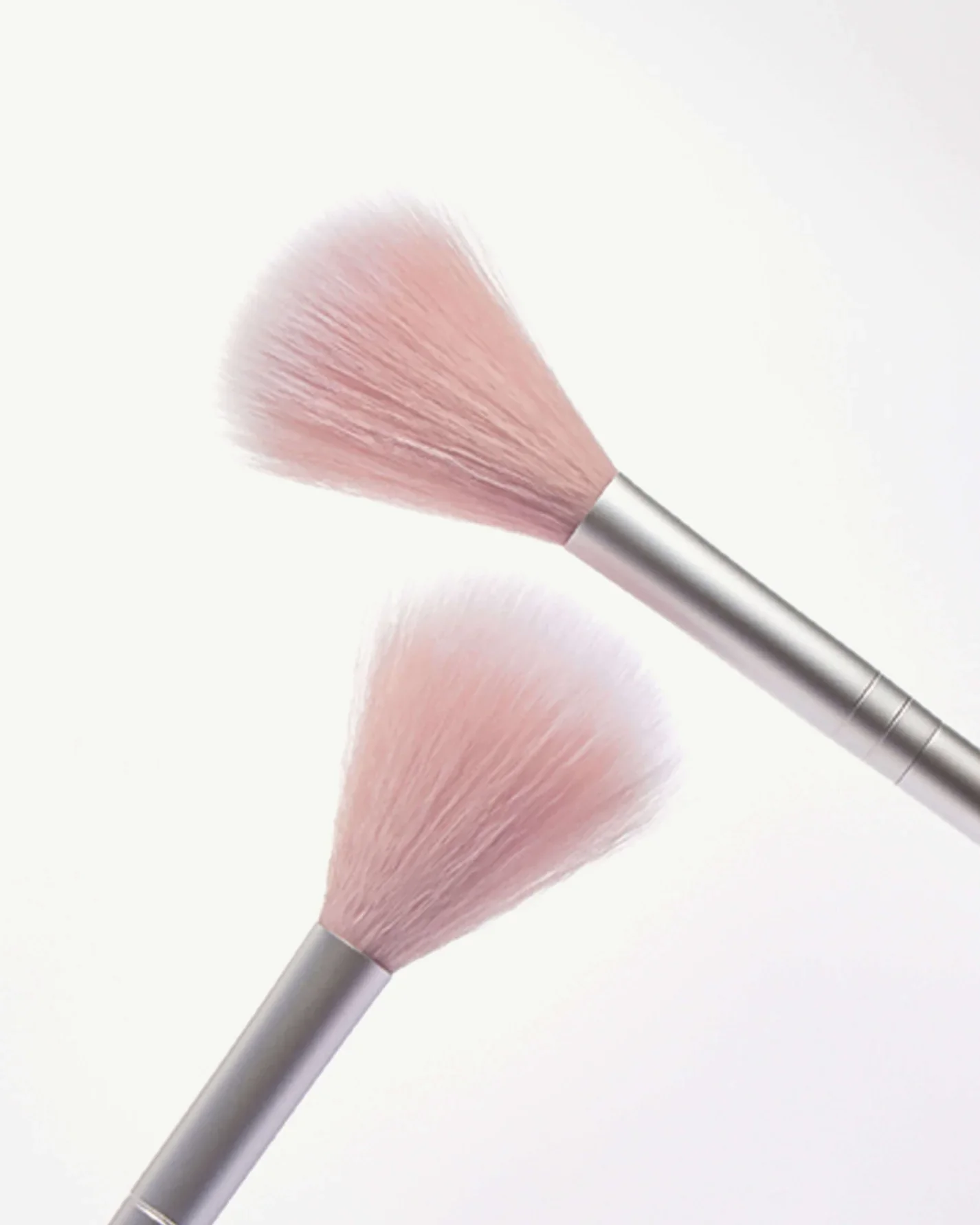 Skin2Skin Classic Fan Brush - Image 3